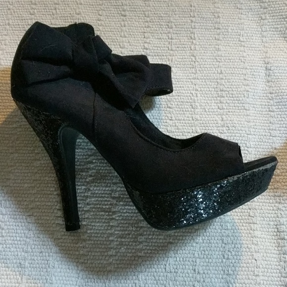 Black Peep Toe Pumps with Bow - Picture 2 of 8